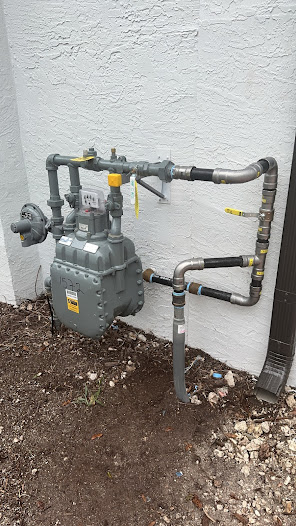 Gas meter and pipe installation